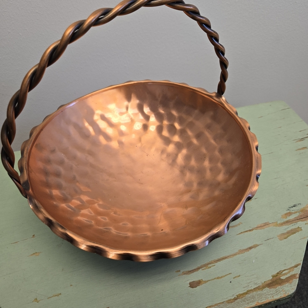 Hammered Copper Basket by Gregorian Vintage - Picture 3 of 6